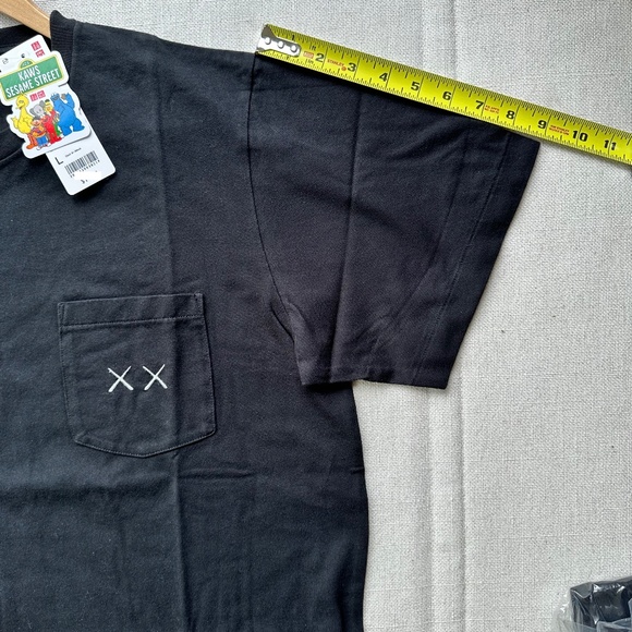 [NEW] KAWS x Uniqlo x Sesame Street Black Tee - Picture 7 of 9